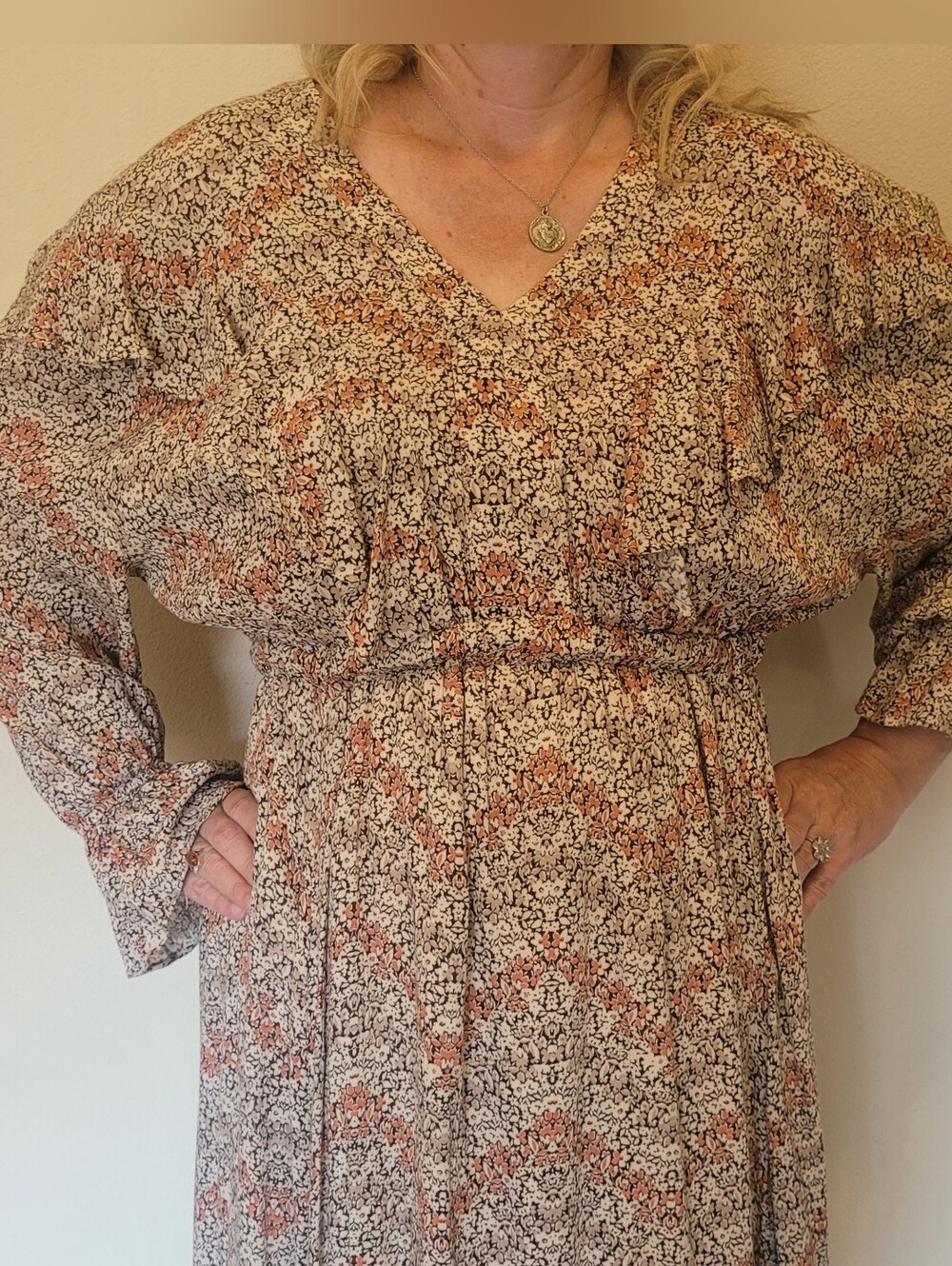 Promesa Floral V-Neck Long Sleeve Maxi Dress in Beige and Rust Floral Size L